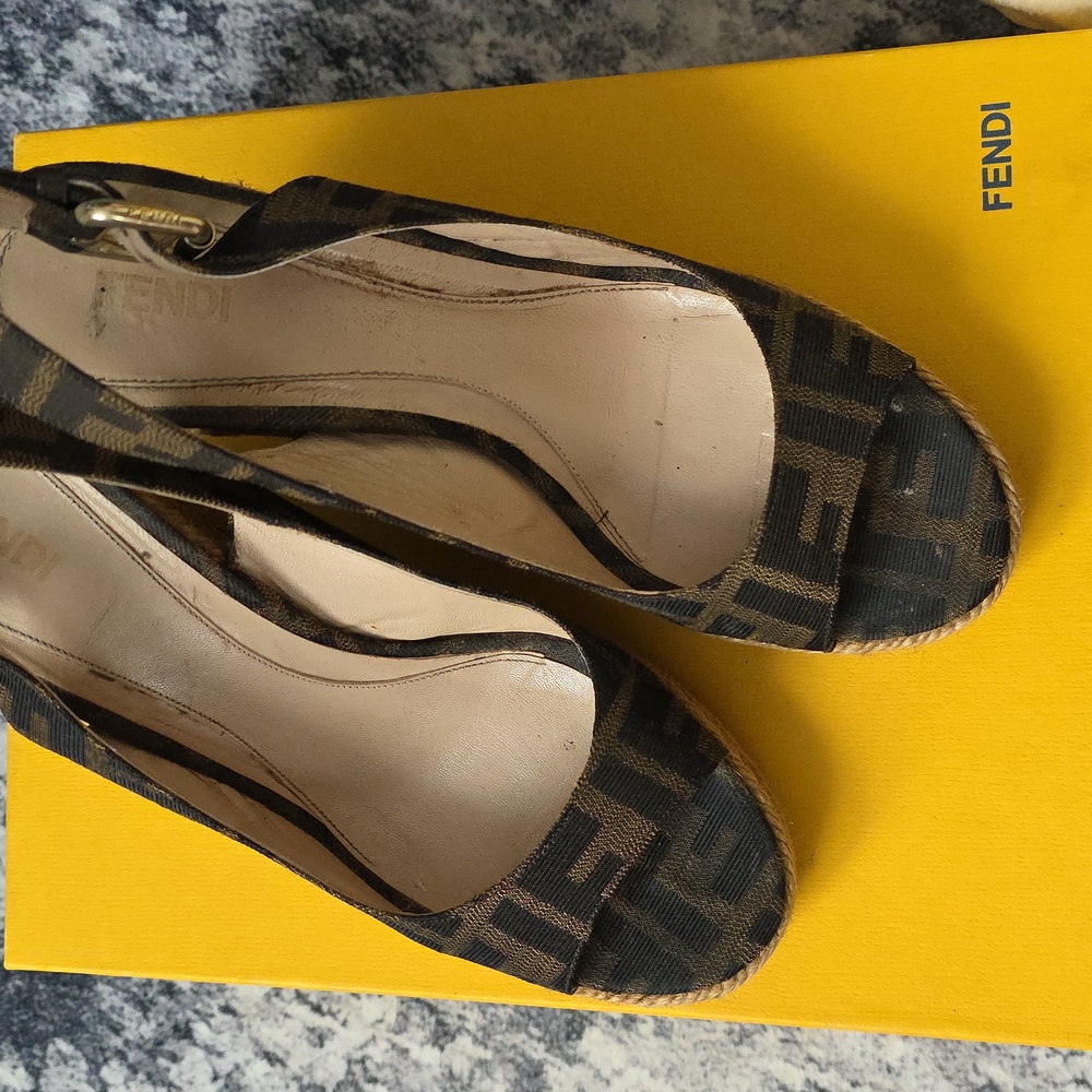 Fendi Women's Black and Brown Slingback Shoes - Picture 4 of 5